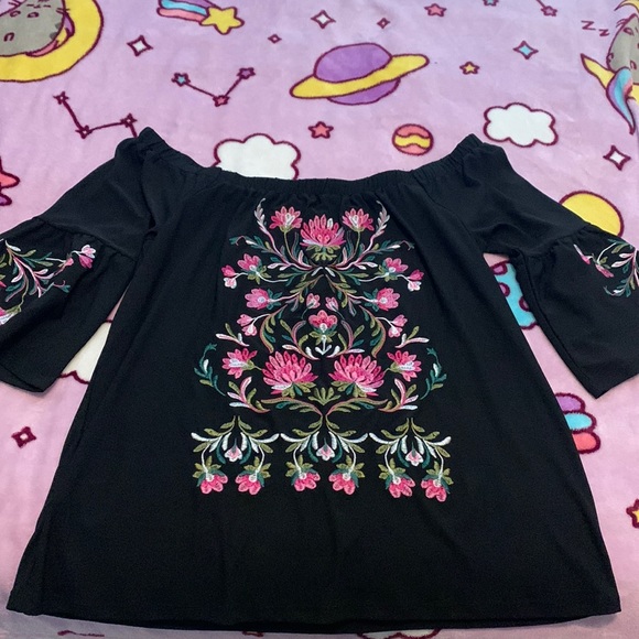 Black off the shoulder Top - Picture 1 of 5